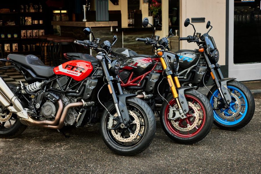 Una Indian FTR roja, otra gris con azul y un modelo Carbon con detalles rojos