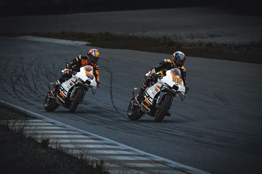 Dos RC 8C doblan casi a la par en una pista de carreras