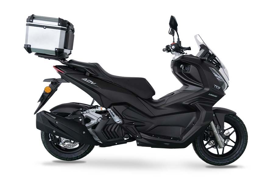Un Linhai ADV Buck 125 de color negro con top case de aluminio Un Linhai ADV Buck 125 de color negro con top case de aluminio