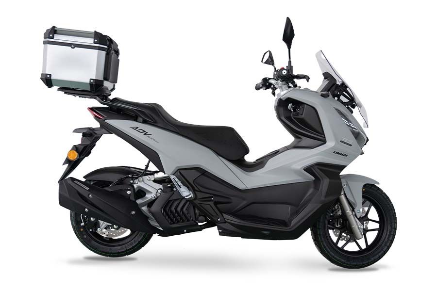 Linhai ADV Buck 125: completo Crossover a precio accesible En scooter Linhai ADV Buck 125 gris con top case de aluminio