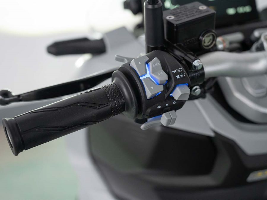 Mandos retroiluminados en azul de una scooter Linhai ADV Buck 125 Mandos retroiluminados en azul de una scooter Linhai ADV Buck 125