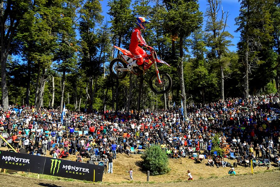 Jorge Prado en el aire de Villa la Angostura con miles de espectadores de fondo.