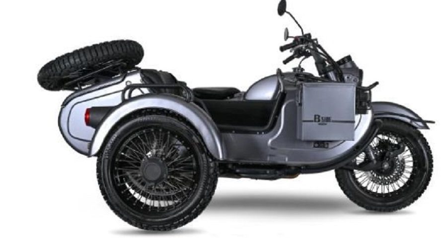 Un sidecar Mash B-Side 2024 de color gris metalizado. Un sidecar Mash B-Side 2024 de color gris metalizado.