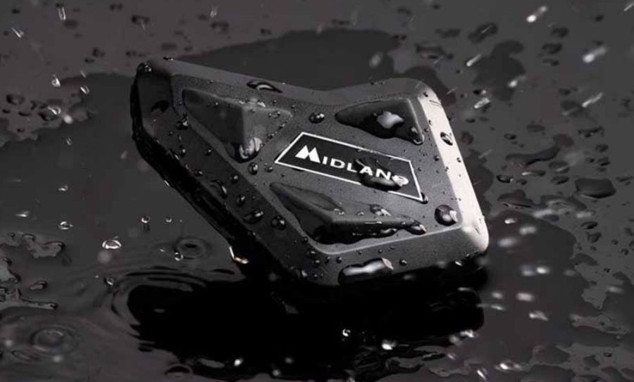 Un intercomunicador Midland BT Mini muestra su resistencia al agua