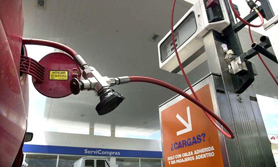 Un surtidor y una manguera de una estación de servicio de GNC