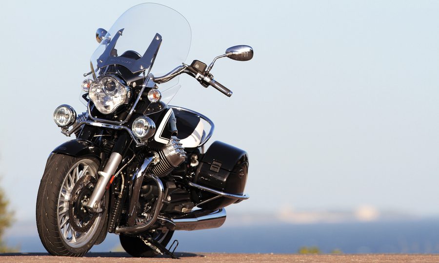 Una Moto Guzzi California a plena luz del sol y con un horizonte difuso de fondo. Una Moto Guzzi California a plena luz del sol y con un horizonte difuso de fondo.