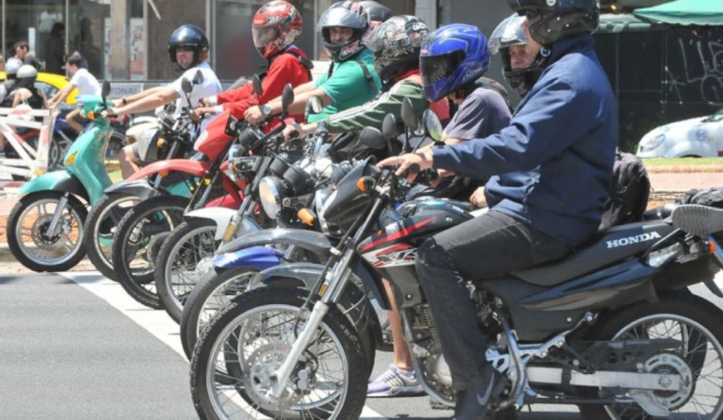 Varias motos esperan en una esquina la apertura del semáforo