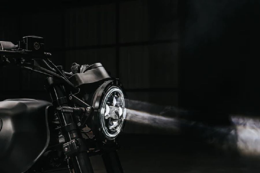 Faro LED encendido de la Mutt forma un halo en la niebla nocturna Faro LED encendido de la Mutt forma un halo en la niebla nocturna