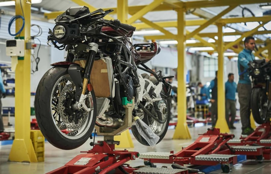 Una MV Agusta en la línea de montaje de la fábrica de Varese, Italia. 