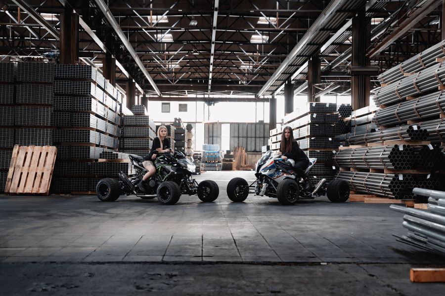 Dos señoritas montan sendos quad personalizados en Exeet