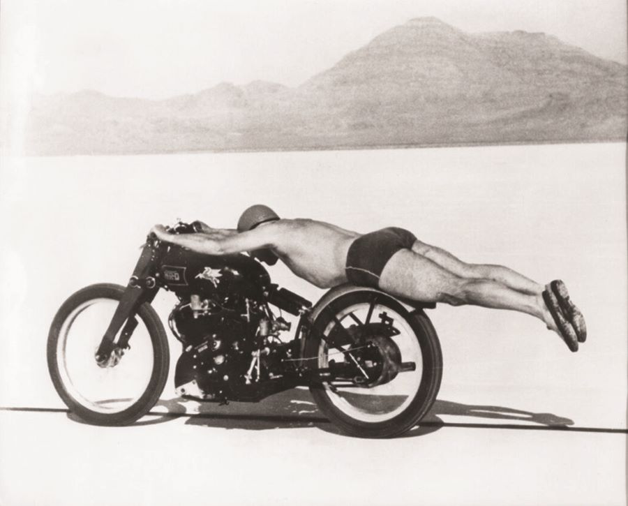 La famosa fotografía de Rollie Free en 1948, agarrado del manubrio de una Vincent al estilo Superman, mientras establecía un récord de velocidad La famosa fotografía de Rollie Free en 1948, agarrado del manubrio de una Vincent al estilo Superman, mientras establecía un récord de velocidad