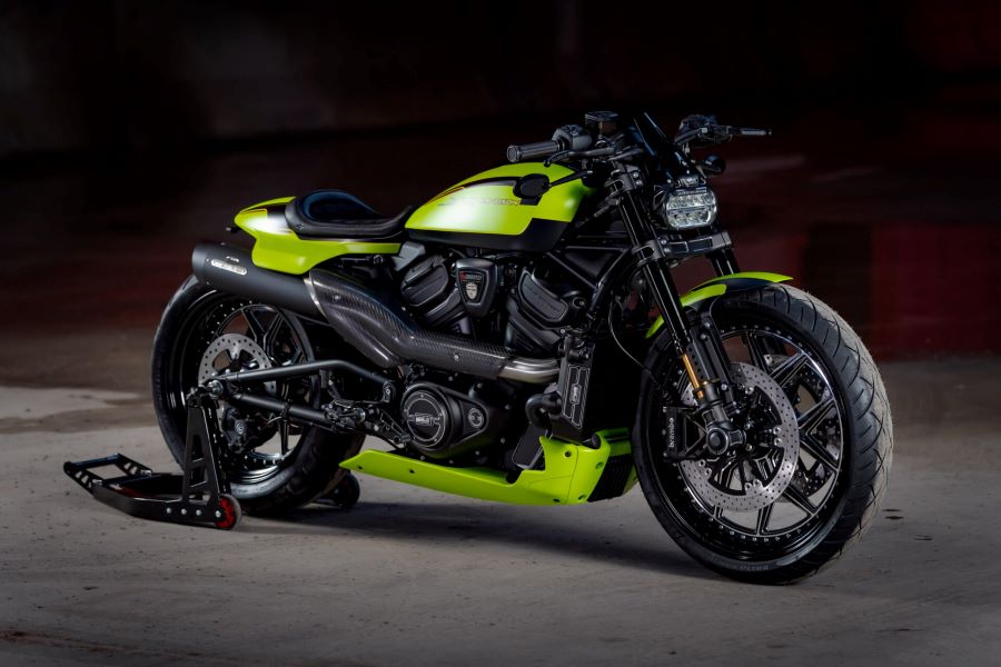 La SPS 4 de Thunderbike verde y negra luce imponente sobre su caballete
