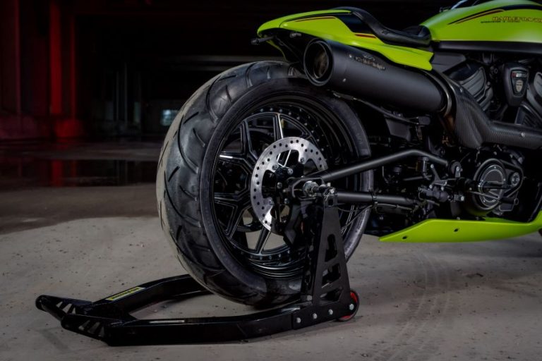 La rueda trasera de la Sportster S convertida en la superdeportiva SPS 4