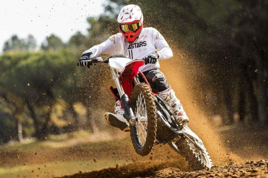 Piloto acelera una Stark Varg y levanta la rueda delantera en un circuito de MX