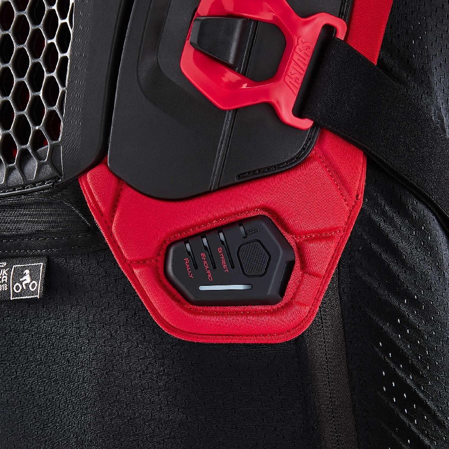 El botón intuitivo del Alpinestars Tech-Air Off-Road que permite cambiar los modos de conducción El botón intuitivo del Alpinestars Tech-Air Off-Road que permite cambiar los modos de conducción