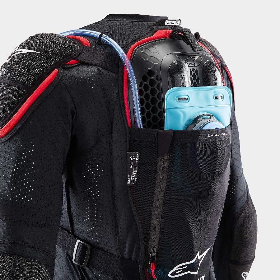 En la parte posterior del airbag todoterreno se observa el bolsillo con la bolsa de hidratación y la manguera. En la parte posterior del airbag todoterreno se observa el bolsillo con la bolsa de hidratación y la manguera.