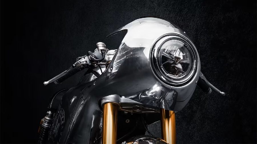 Carena del faro en aluminio pulido en la personalización de una Thruxton 1200 RS