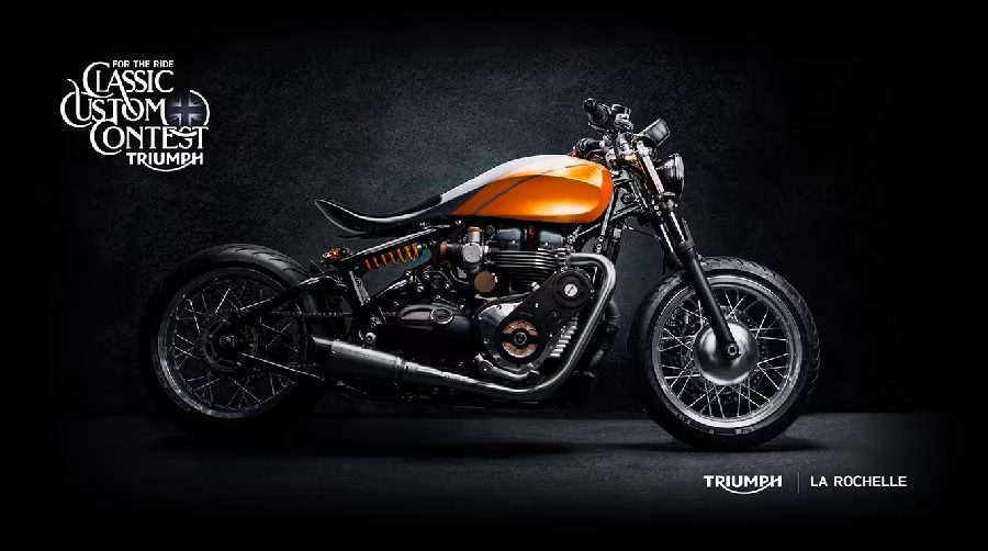 Una Triumph Bobber personalizada de color naranja, sin guardabarros y con gran escape