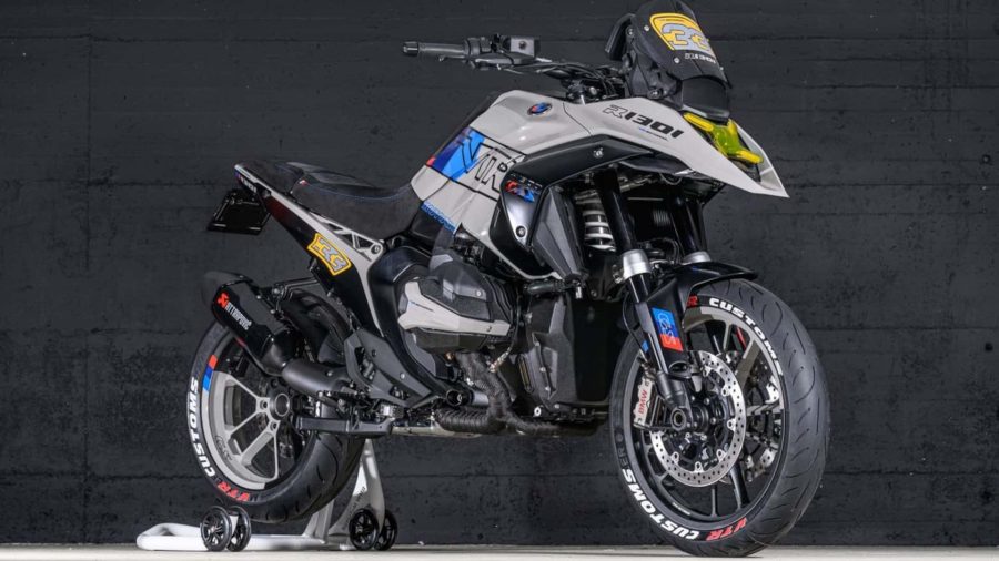 Una R1301 blanca y azul en la que se ve la personalización intensiva de una BMW R 1300 GS