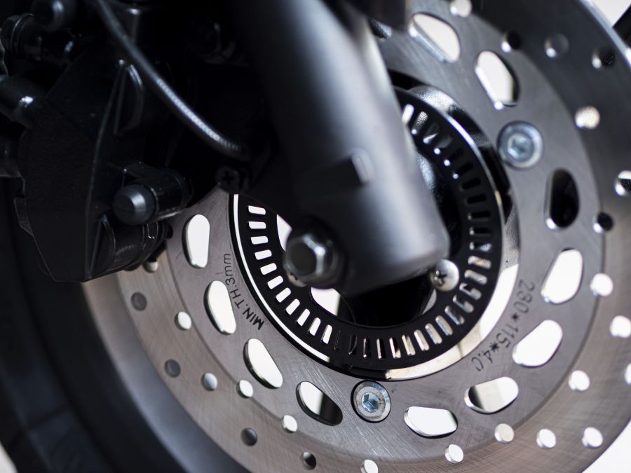 Inmenso disco de freno delantero de un scooter eléctrico Velca