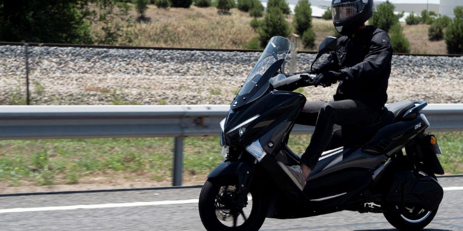 Un scooter Velca ONE transita con solvencia por una ruta. Un scooter Velca ONE transita con solvencia por una ruta.