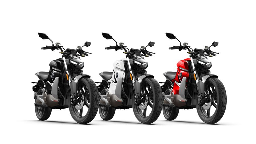 Tres VMoto ts Street Hunter: negra blanca y roja.