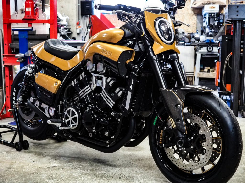 Yamaha V-Max 1200 Rage dorada y negra similar a un Porsche 911 Exclusive S
