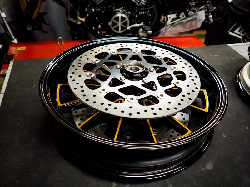 Llanta con barras similares a las de un Porsche 911 Exclusive S con enorme disco de freno