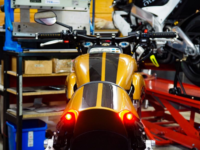 Dos pilotos diminutos ubicados en cada extremo del colín de la Yamaha V-Max 1200 Rage