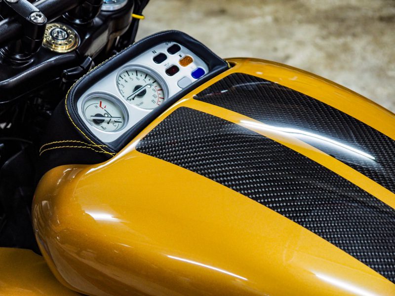 Instrumental analógico rectangular y forrado en cuero negro de la Yamaha V-Max 1200 Rage