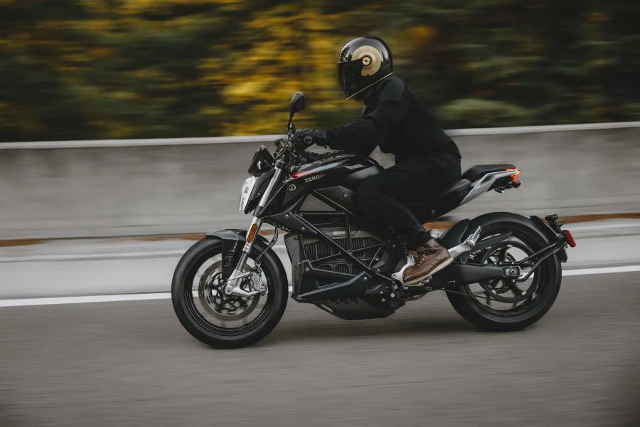 Una Zero SR negra avanza en una ruta con su piloto también vestido de negro. Una Zero SR negra avanza en una ruta con su piloto también vestido de negro.