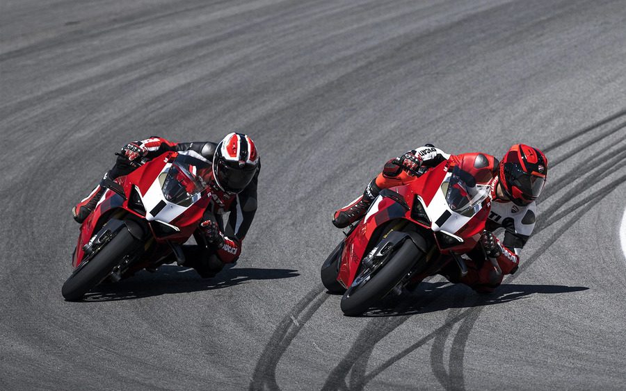 Dos Ducati Panigale V4 toman en paralelo una curva de un circuito