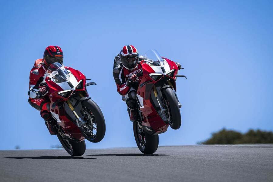 Dos Dicati Panigale V4 haciendo caballito simultáneamente