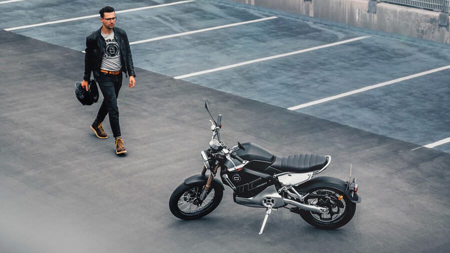 Un hombre se aproxima a una Super Soco TC Max Un hombre se aproxima a una Super Soco TC Max