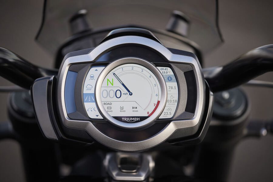 El instrumental analógico y digital de una Triumph Rocket 3 Storm 2024 El instrumental analógico y digital de una Triumph Rocket 3 Storm 2024