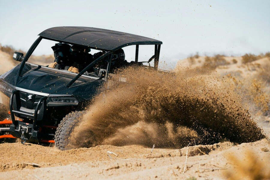 Volcon Stag en la arena Un Side by Side Volcon Stag derrapa literalmente enterrado en la arena