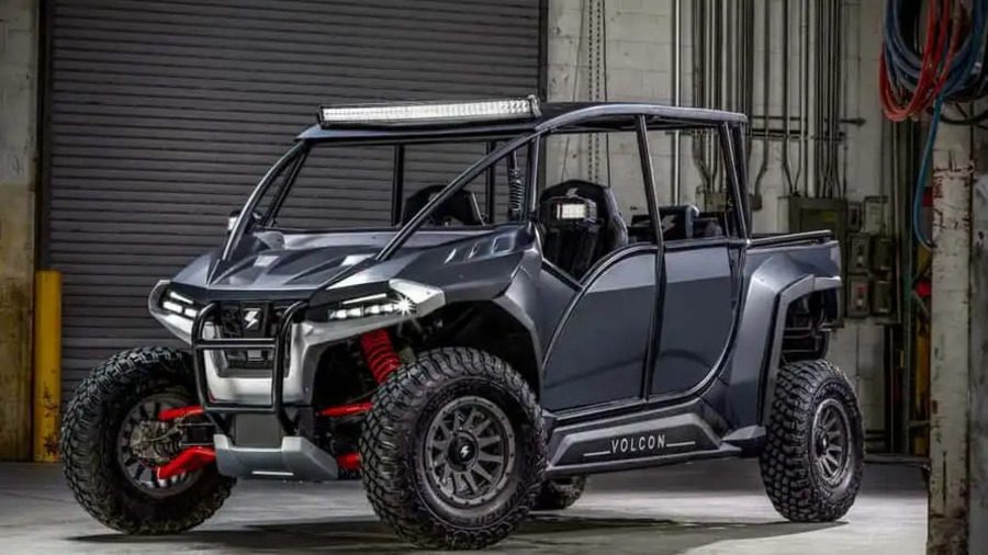 El Side by Side de Volcon luce agresivo con su tonalidad oscura y amortiguadores rojos El Side by Side de Volcon luce agresivo con su tonalidad oscura y amortiguadores rojos
