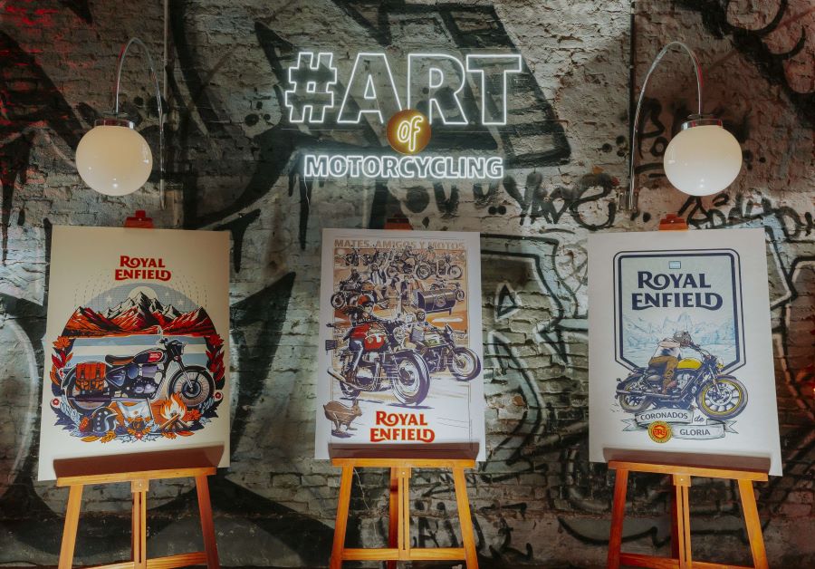 Los tres mejores diseños del certamen de diseño digital de Royal Enfield Argentina exhibidos sobre caballetes Los tres mejores diseños del certamen de diseño digital de Royal Enfield Argentina exhibidos sobre caballetes.