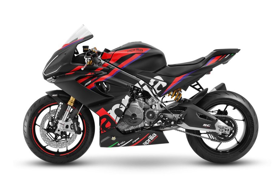 Lateral Izquierdo de la Aprilia RS 660 Trofeo en sus colores negro, rojo y violeta.