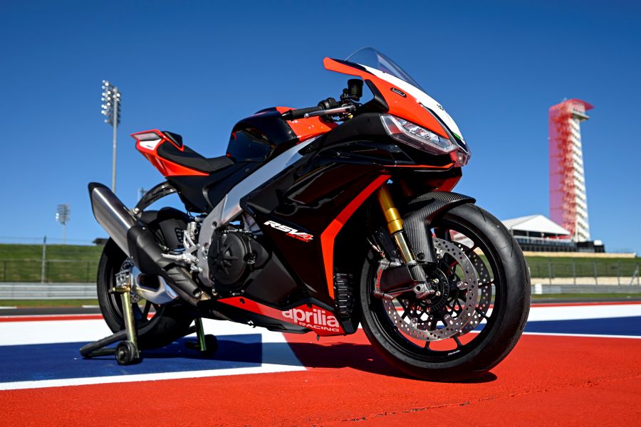 La Aprilia RSV4 Factory SE-09 SBK en colores negro, rojo y gris en el circuito de Austin. La Aprilia RSV4 Factory SE-09 SBK en colores negro, rojo y gris en el circuito de Austin.