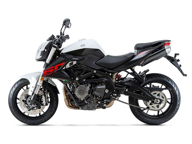 Una Benelli TNT 600i blanca, negra y roja.