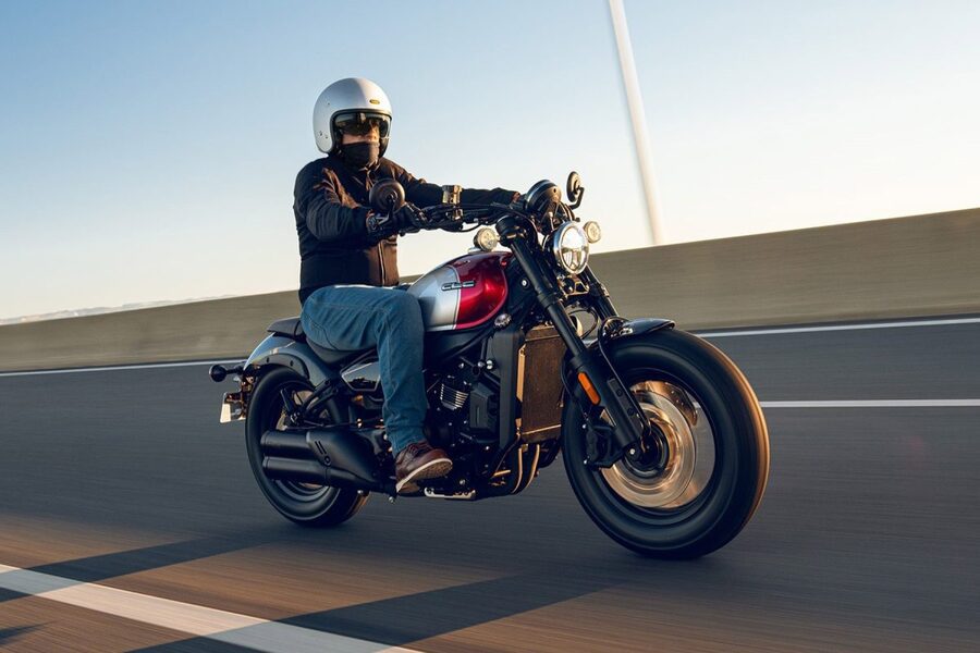 CFMoto 450CL-C, una custom equilibrada CFMoto 450CL-C rojo burdeos en ruta.