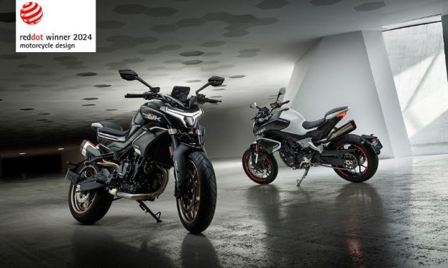 Dos CFMoto 800 NK posan con el logotipo del premio Red Dot Award 2024 al diseño