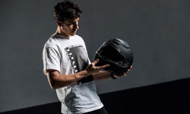 El piloto Marc Márquez sostiene un casco Shoei NXR 2.