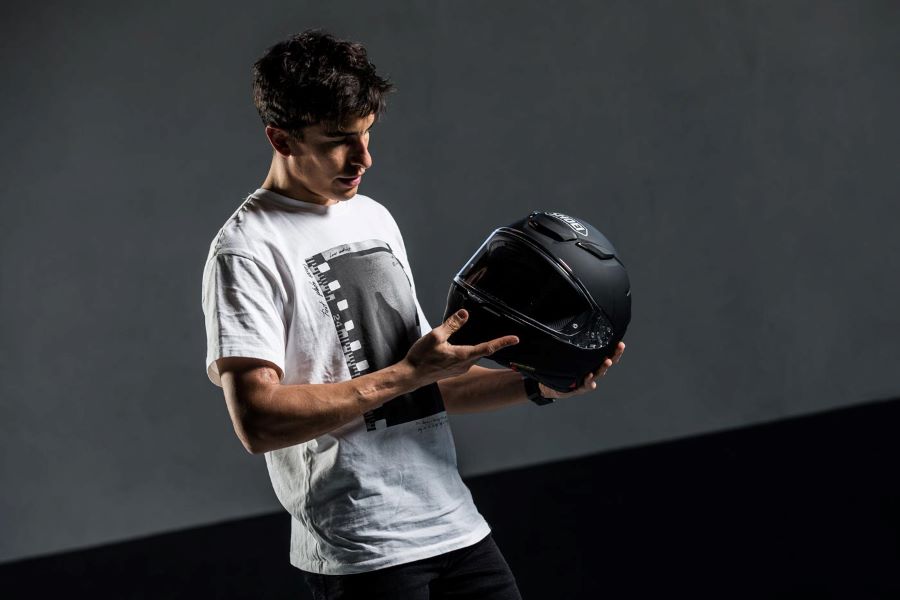 El piloto Marc Márquez sostiene un casco Shoei NXR 2.