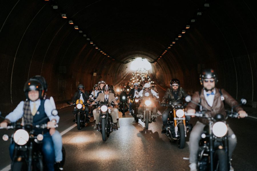 Distinguished Gentleman's Ride 2024 a la vista Una gruesa columnna el DGR 2023 atraviesan un túnel en Bologna, Italia.