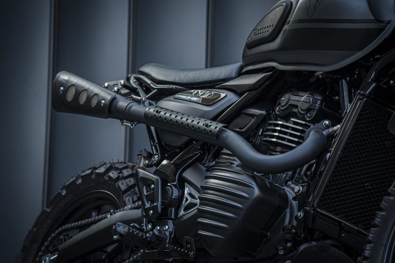 El vistoso escape en negro, como toda la Diabolus Scrambler