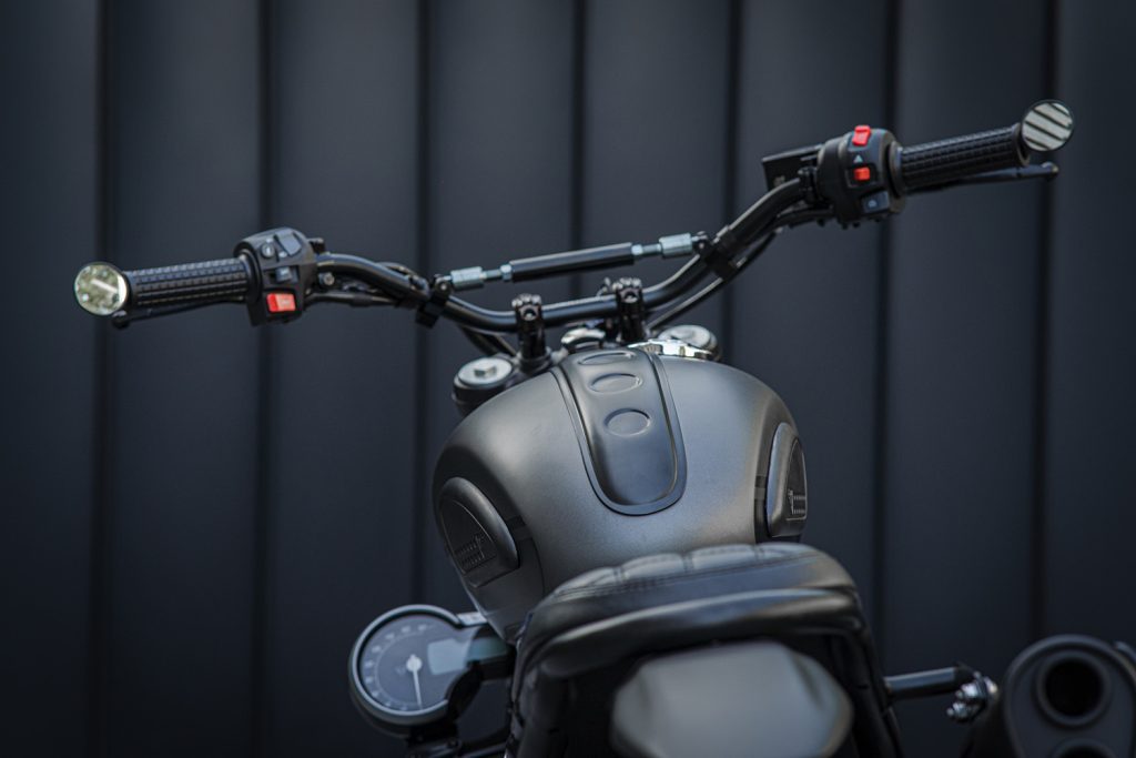 El circular cuadro de instrumentos de la Diabolus Scrambler se reubicó estratégicamente debajo del tanque de combustible y a al costado izquierdo.