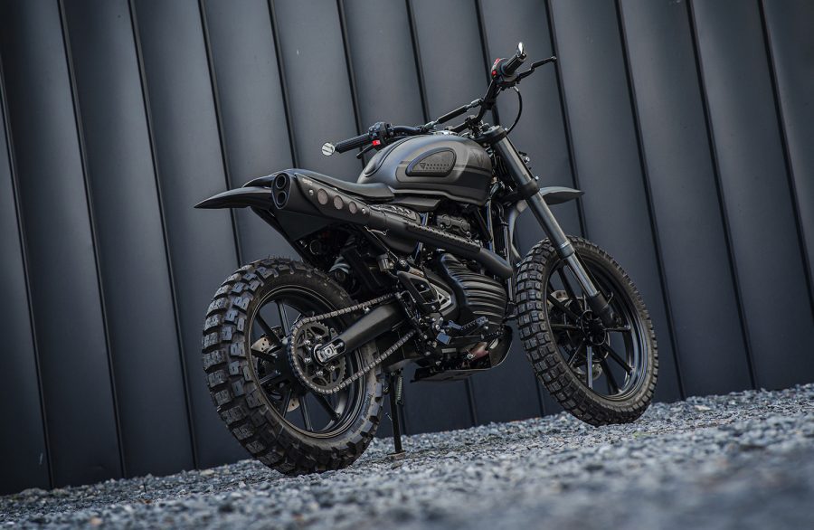 Una Diabolus Scrambler de K-Speed vista desde atrás y desde abajo.