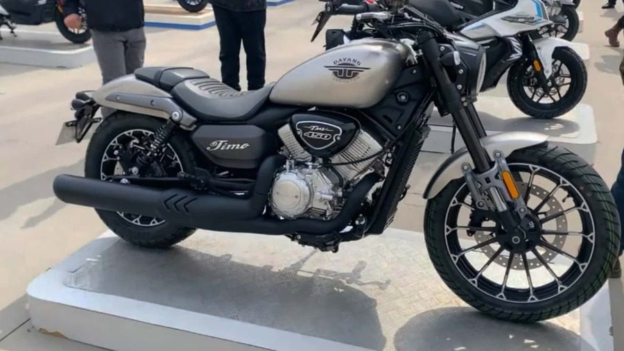 Una Dayang TMV 450 Timo color gris en una stand de exhibición.